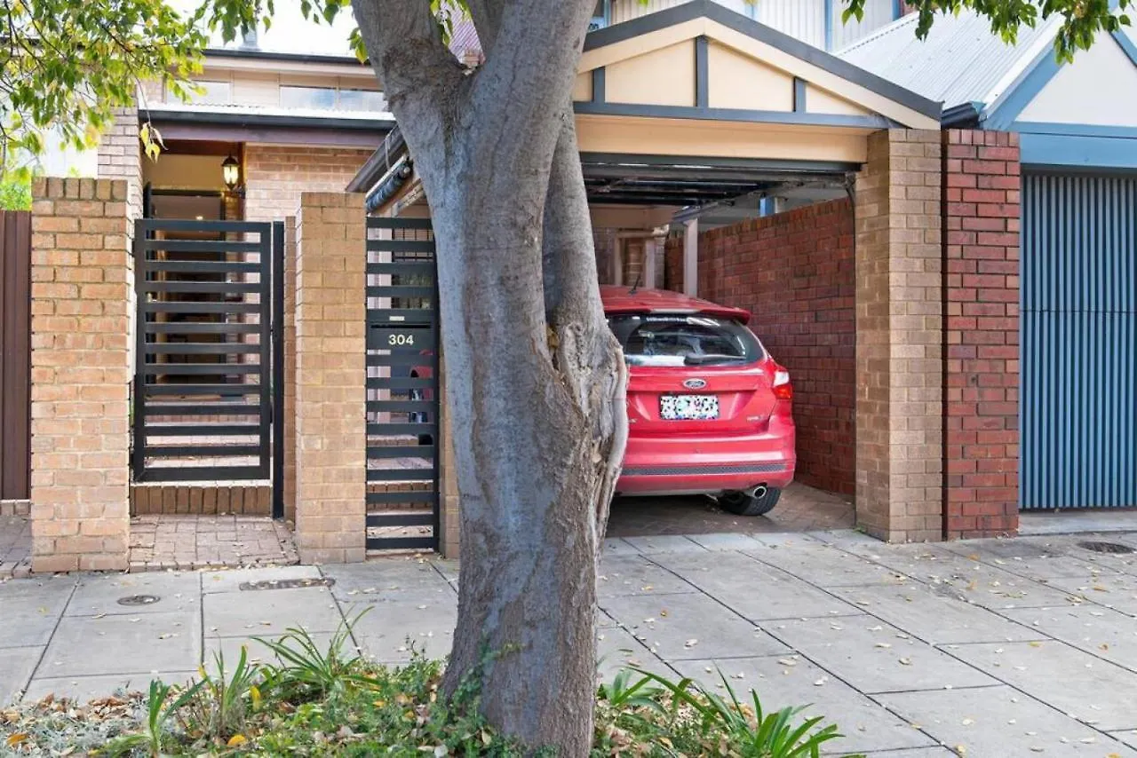 Character & Charm 3 Bed Home- Free Wine Adelaide 0*,  Australië